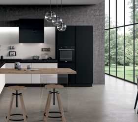 cucina moderna in stile industriale con arredo in legno illuminata da un'ampia finestra che funge da muro