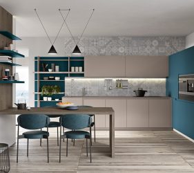 cucina moderna con arredo in legno, colore marrone e blu