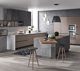 cucina contemporanea con isola centrale in legno e ardesia, dettagli marroni, grigi e neri che conferiscono eleganza